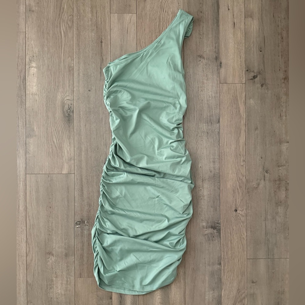 Beautiful Green One-Shoulder Ruched Dress NWT - Picture 7 of 9